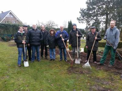 Die CDU Mannschaft beim Abrumen des Grberfeldes.