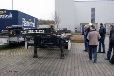 Unfalltrailer auf dem Hof.