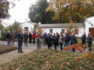 Am Technikgebude vor dem eigentlichen Friedhofsgelnde.