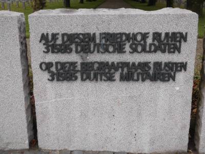 Mahnmal auf dem grten Friedhof fr deutsche Soldaten in Europa.