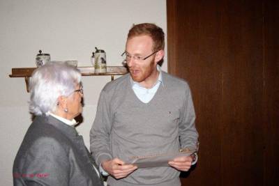 Renate Fting bei der berreichung der Urkunde