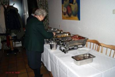 Monika Peter beim reichhaltigen Grnkohlbufett.