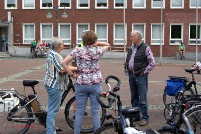 erste Teilnehmer treffen ein