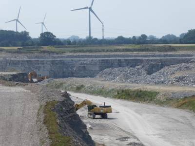 Bagger vor der aktuellen Abbauwand
