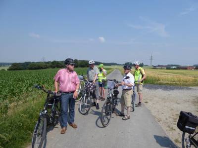 Stopp am Windrad. Wo ist hier das alte Wegekreuz?