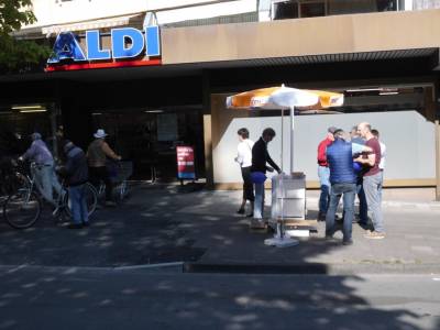 Ostereiaktion vor dem Aldi am 20.4.