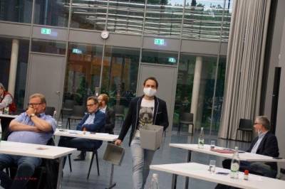 Stimmzhler sammeln ein