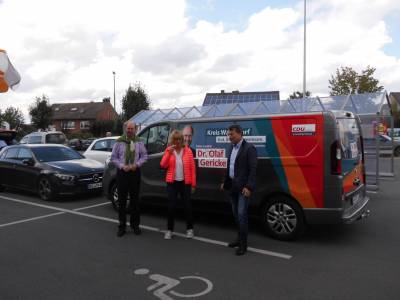 Landrat Gericke links am Bulli