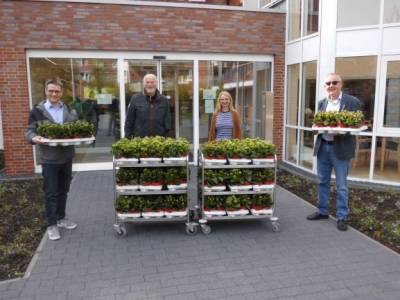 Blumenbergabe an das St. Joseph Haus