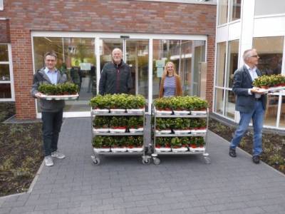 Bewohnerinnen beobachten die Aktion vom Balkon.