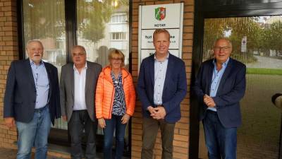 Gesprch in der Kanzlei Tradt