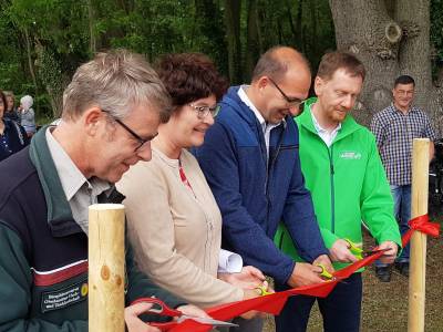 Erffnung mit Scherenschnitt