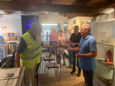 Ltke-Cosmann berreicht ein Prsent