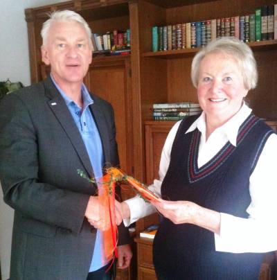 Irene Schulz aus Ennigerloh gewinnt den 1. Preis beim Drubbelboten-Gewinnspiel der 2. Ausgabe