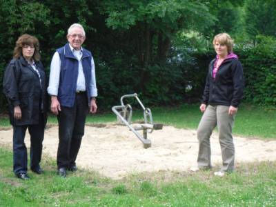 Auf Initiative der CDU wurde der Sandkasten wieder funktionsfhig gemacht - gerade noch rechtzeitig zum Freibadfest